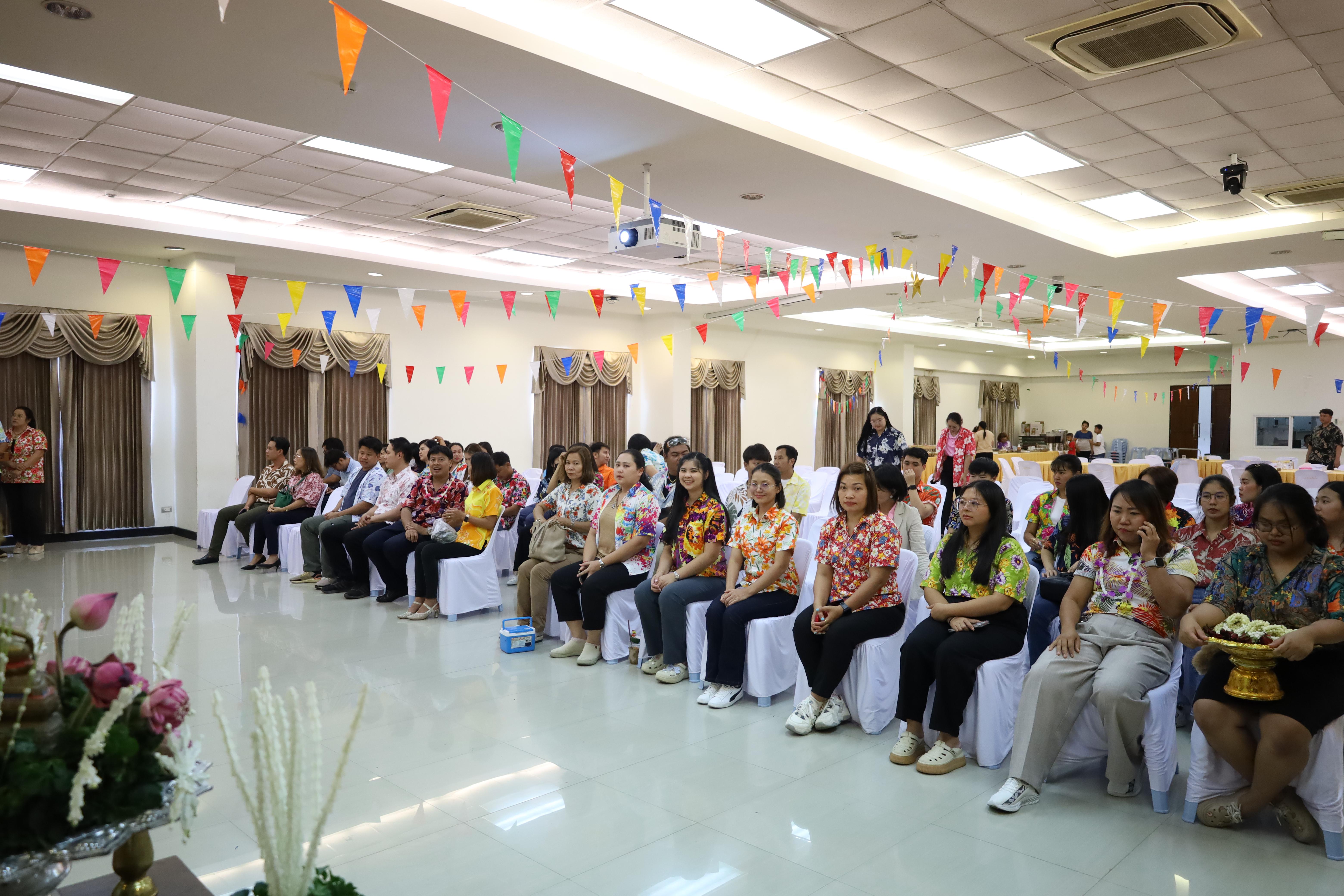 260. วันที่ 26 เมษายน 2568 สาขาการบริหารการศึกษา ได้จัดกิจกรรมรดน้ำดำหัวคณาจารย์ระดับบัณฑิตศึกษา ประจำสาขาการบริหารการศึกษา ณ ห้องประชุมครุร่มสัก 1 ชั้น 3 อาคารคณะครุศาสตร์